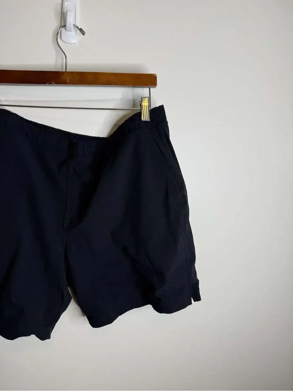 Abercrombie & Fitch black Flat-Front Men's Shorts size large